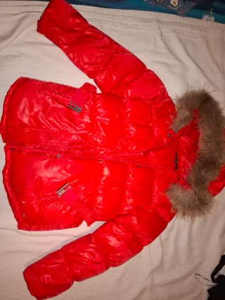 Anorak rojo plumífero con capucha