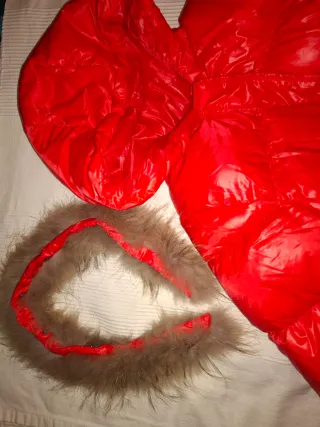 Anorak rojo plumífero con capucha