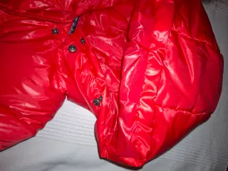 Anorak rojo plumífero con capucha