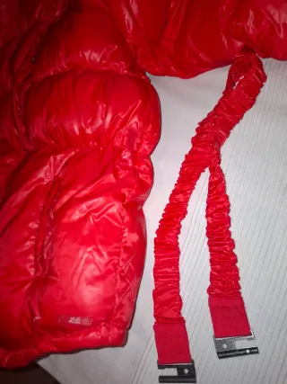 Anorak rojo plumífero con capucha