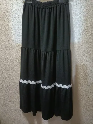 Falda larga negra con volantes