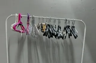 Lote 120 Perchas Metal y Plástico