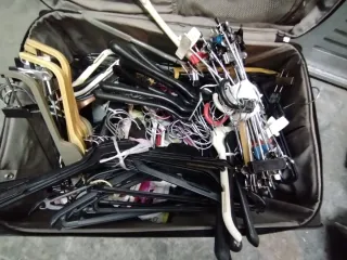 Lote 120 Perchas Metal y Plástico