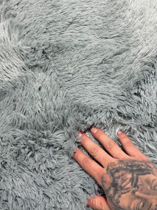 Alfombra efecto terciopelado gris