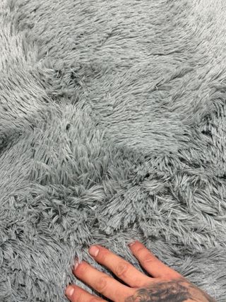 Alfombra efecto terciopelado gris