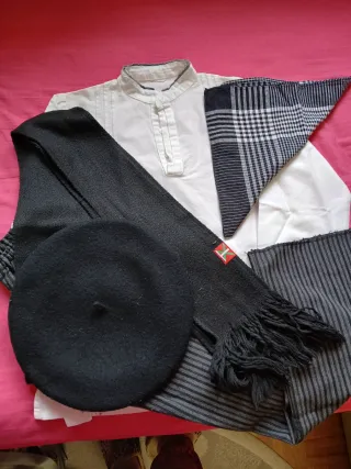 Traje casero niño negro y blanco.talla 8.10.