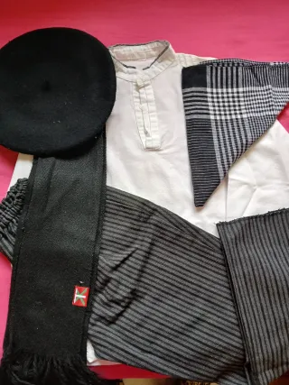 Traje casero niño negro y blanco.talla 8.10.