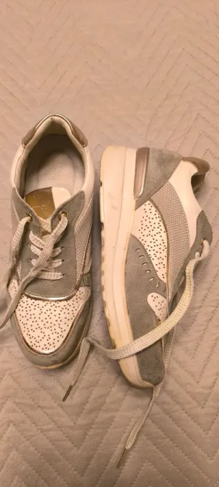 Zapatillas beige, verde y dorado