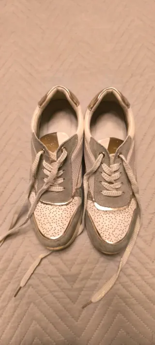 Zapatillas beige, verde y dorado