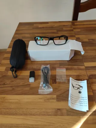 Occhiali neri con telecamera