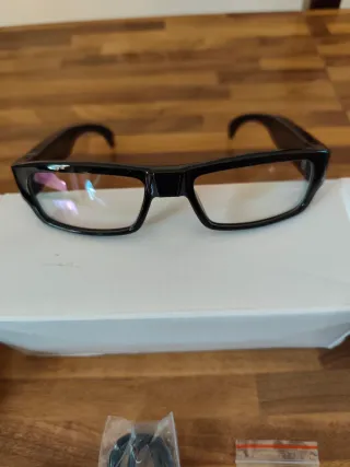 Occhiali neri con telecamera