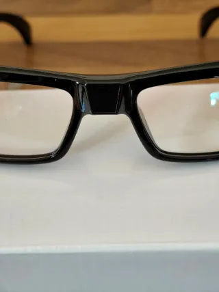 Occhiali neri con telecamera