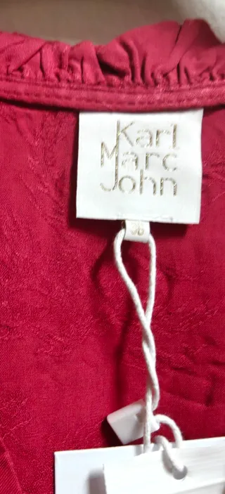 Abito a portafoglio rosso con volant