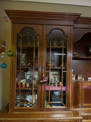 Mueble Boiserie Madera maciza de Nogal  y Cristal