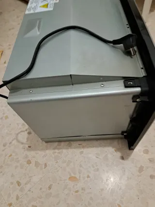 Microondas Beko empotrable negro y plata