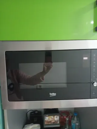 Microondas Beko empotrable negro y plata