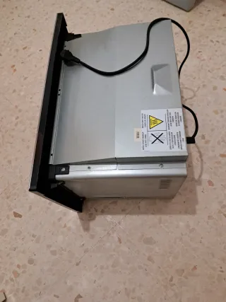 Microondas Beko empotrable negro y plata