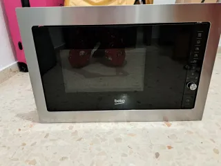 Microondas Beko empotrable negro y plata