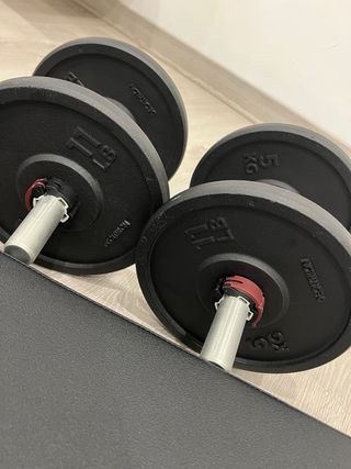 Banco de pesas con barra y discos