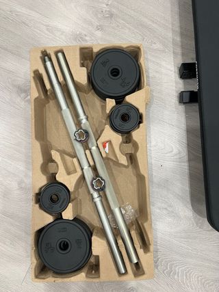 Banco de pesas con barra y discos