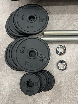 Banco de pesas con barra y discos