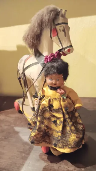 Carrozza traforata vintage con bambola