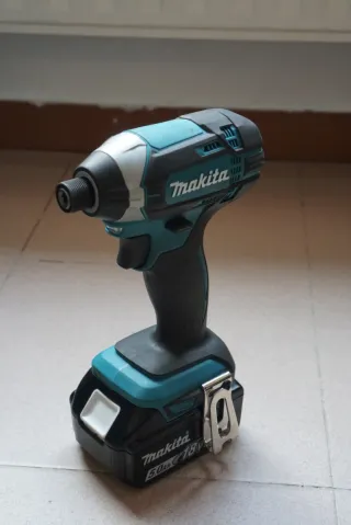 Makita Kit Taladro, Atornillador y Baterías 18V
