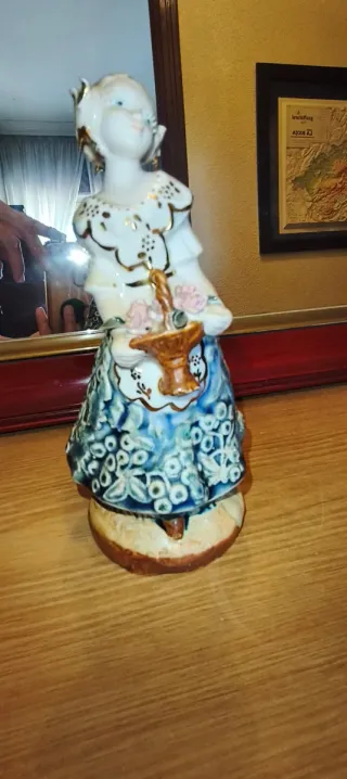 Figura de porcelana mujer con cesta