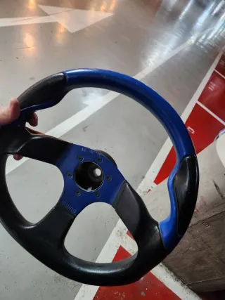 Volante Momo Deportivo Azul y Negro