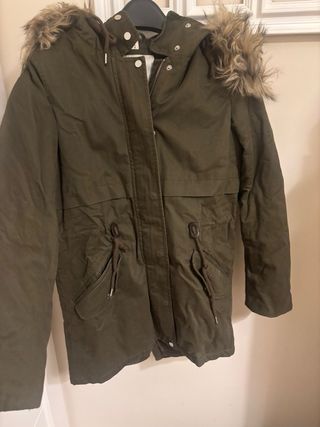 Anorak verde caqui con capucha