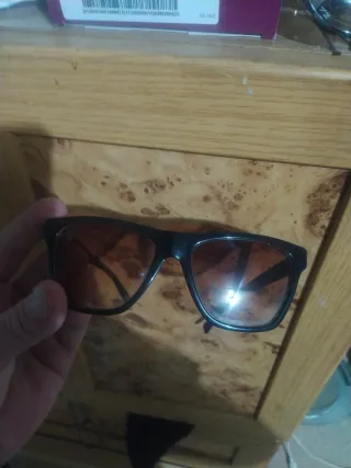 Occhiali da sole neri e marroni