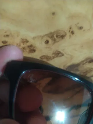 Occhiali da sole neri e marroni