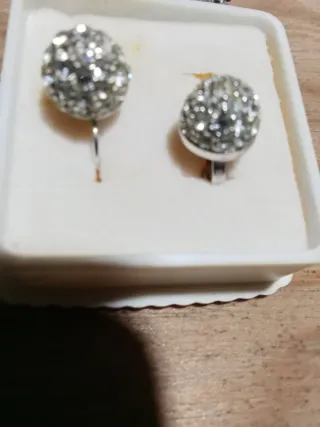 Pendientes de bola con pedrería