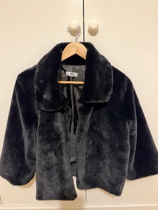 Abrigo de pelo negro