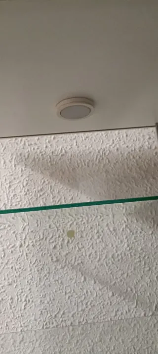 Vitrina cristal blanca 6 estantes con foco