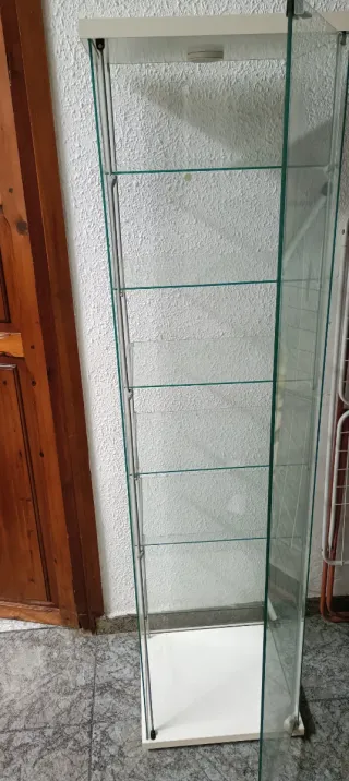 Vitrina cristal blanca 6 estantes con foco