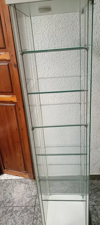 Vitrina cristal blanca 6 estantes con foco