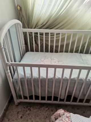 Cuna de madera blanca