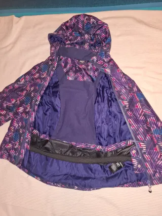 Chubasquero lila con bufanda a juego