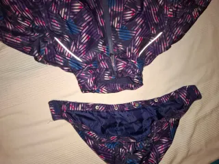 Chubasquero lila con bufanda a juego