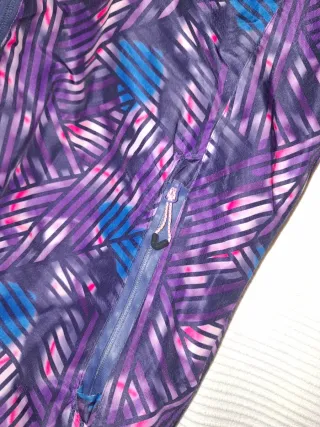 Chubasquero lila con bufanda a juego