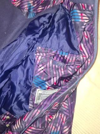 Chubasquero lila con bufanda a juego