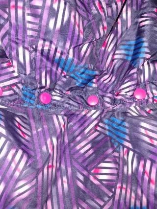 Chubasquero lila con bufanda a juego