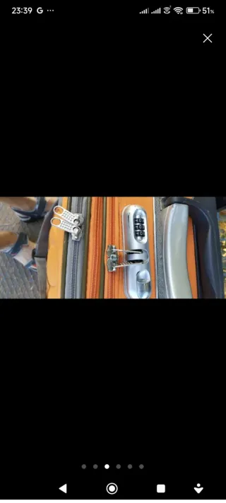 Maleta de viaje gris y naranja