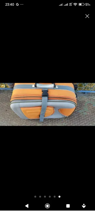 Maleta de viaje gris y naranja