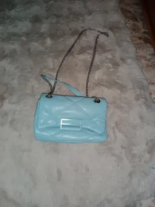 Bolso azul acolchado con cadena