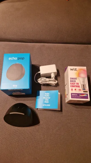 Altoparlante Alexa Echo Pop e Lampadina Wiz