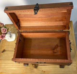 Baúl antiguo de madera con asas