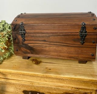 Baúl antiguo de madera con asas