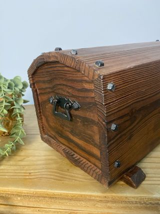 Baúl antiguo de madera con asas